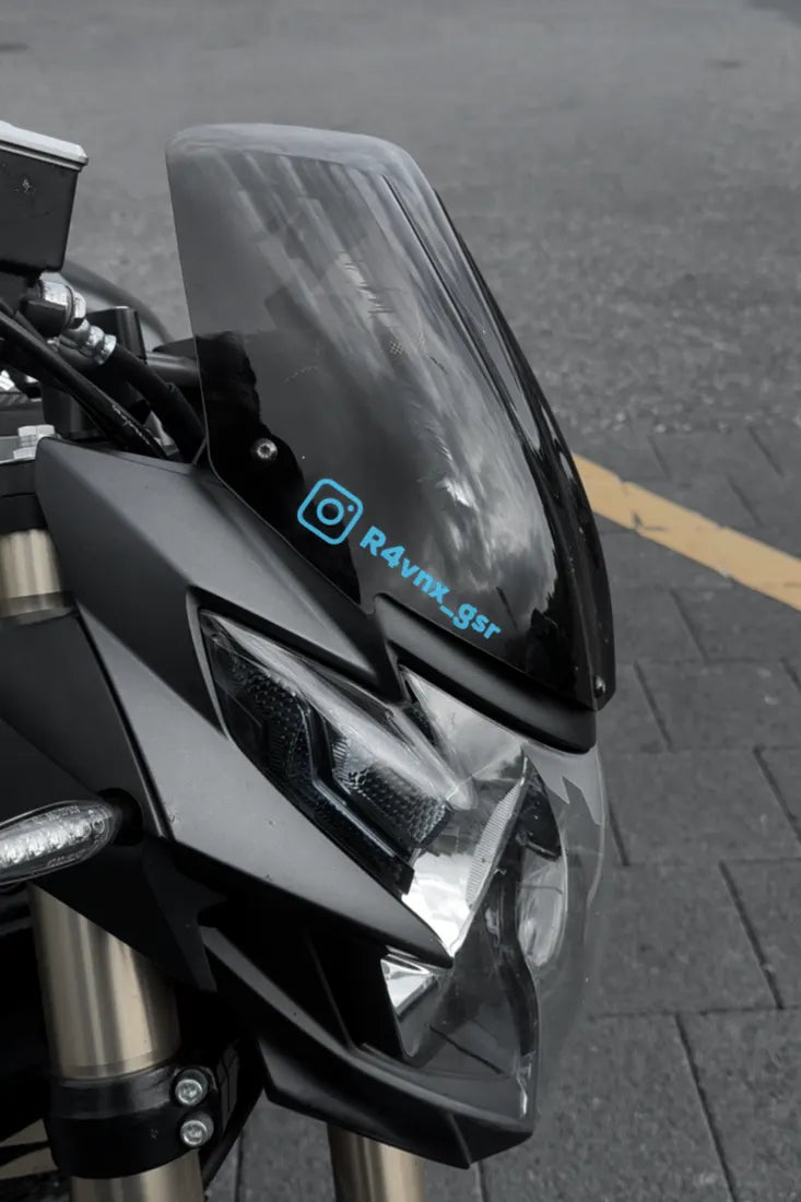 Sticker Instagram avec pseudo couleur Bleu clair sur la bulle d'une moto