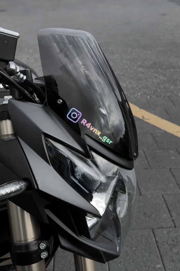 Sticker Instagram avec pseudo couleur Holographique sur la bulle d'une moto