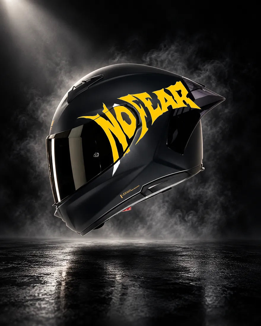 Casque noir avec sticker NO FEAR jaune, design unique