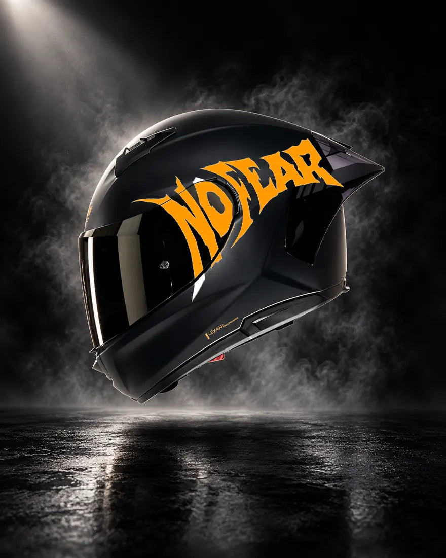 Casque noir avec sticker NO FEAR orange, design unique