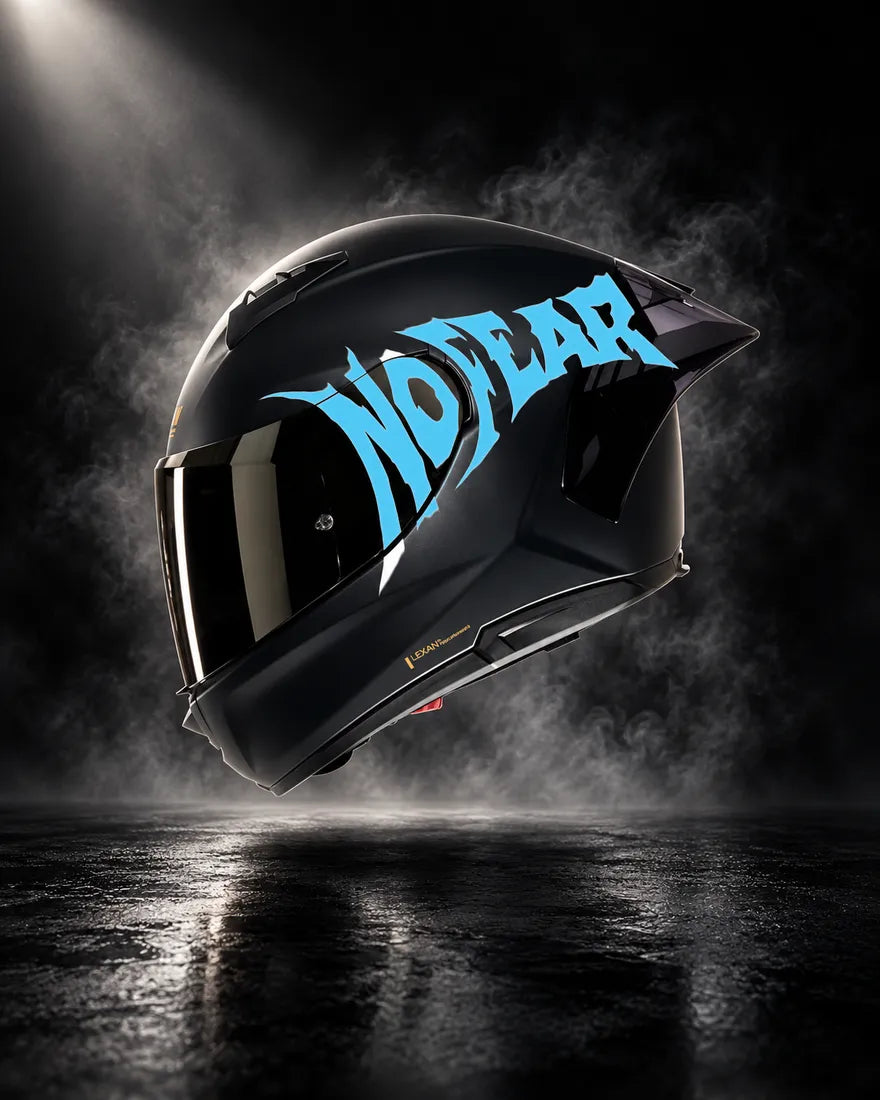 Casque noir avec sticker NO FEAR bleu clair, design unique