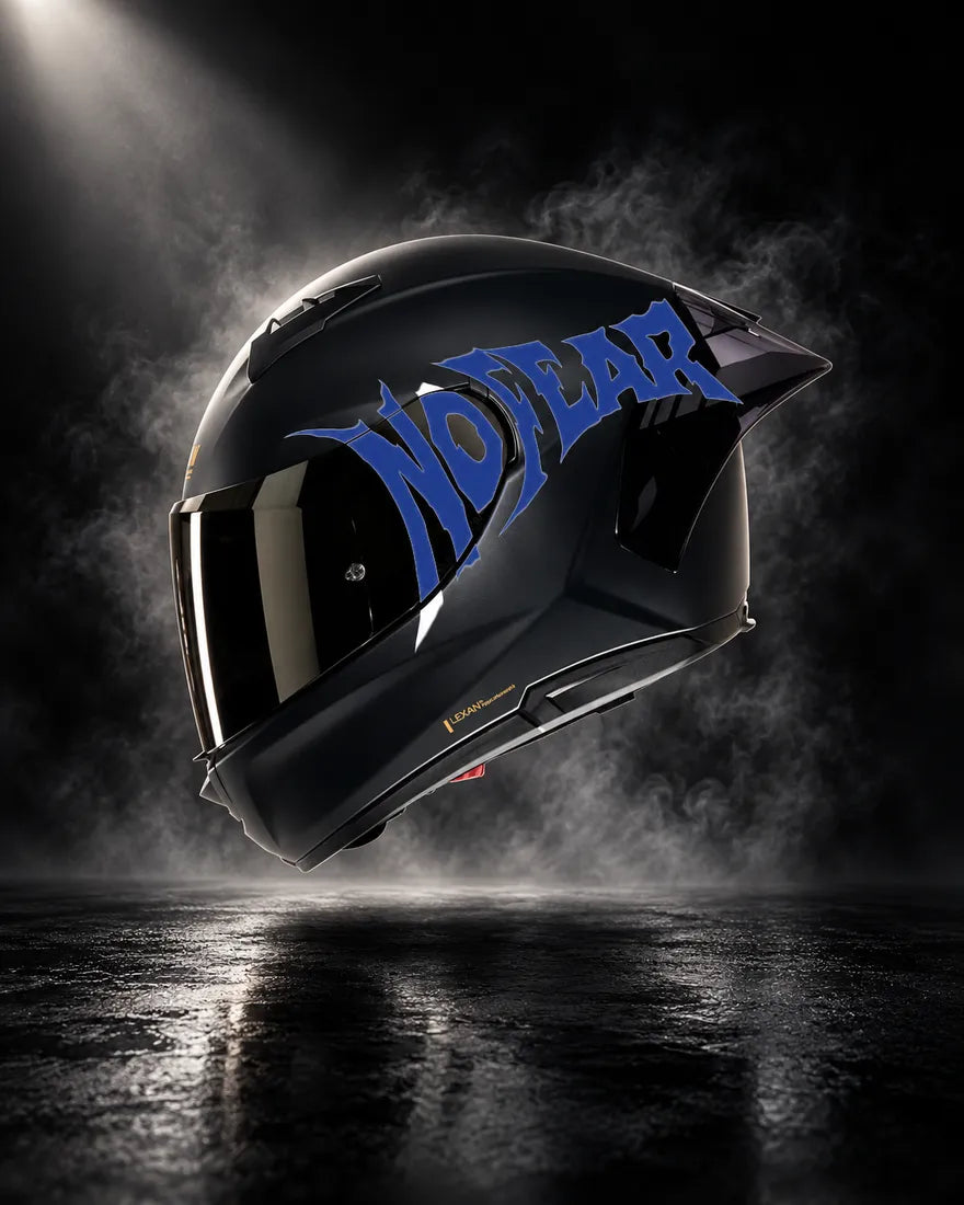 Casque noir avec sticker NO FEAR bleu foncé, design unique