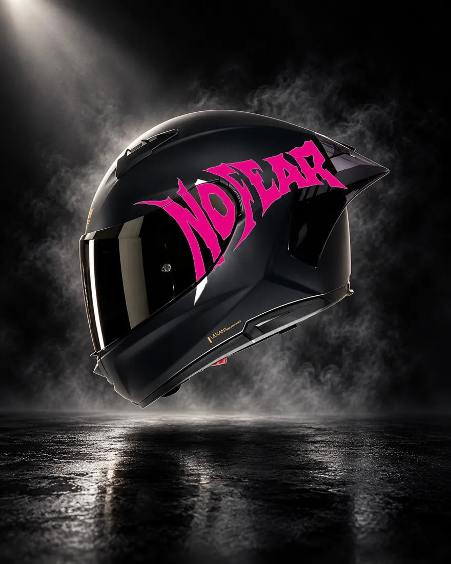 Casque noir avec sticker NO FEAR rose fuchsia, design unique