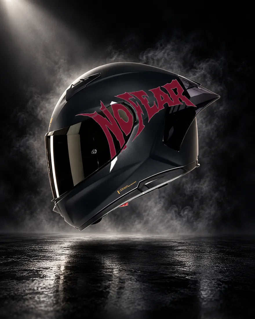 Casque noir avec sticker NO FEAR bordeaux, design unique