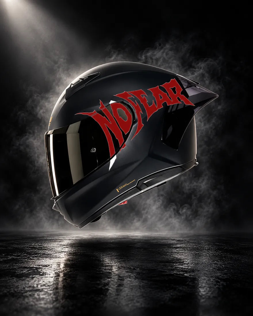 Casque noir avec sticker NO FEAR rouge sang, design unique
