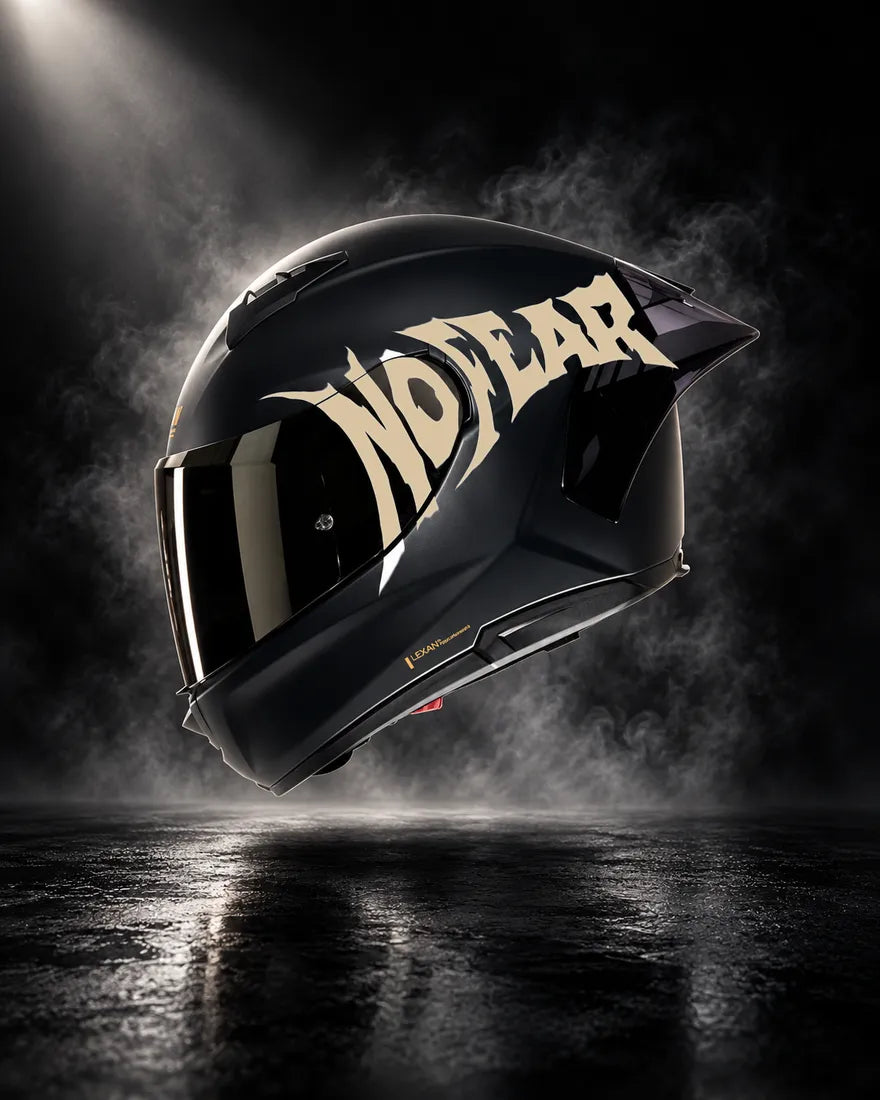 Casque noir avec sticker NO FEAR beige, design unique