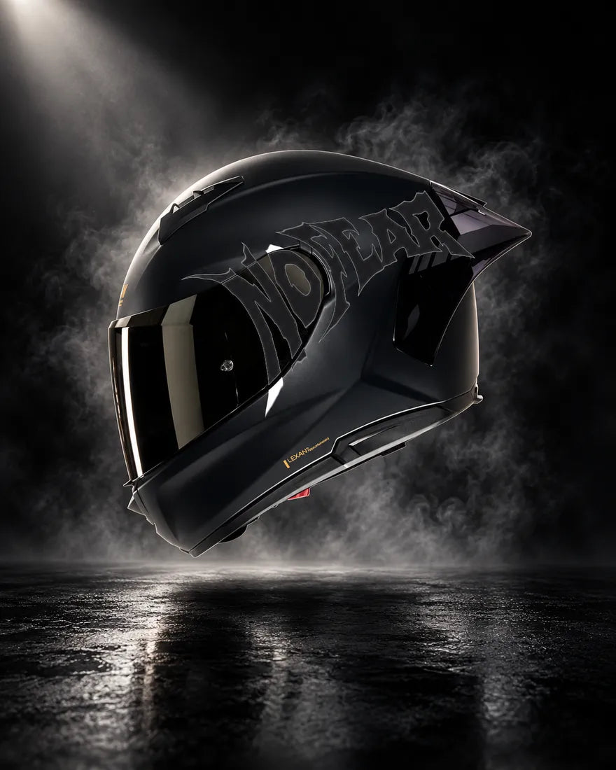 Casque noir avec sticker NO FEAR noir mat, design unique