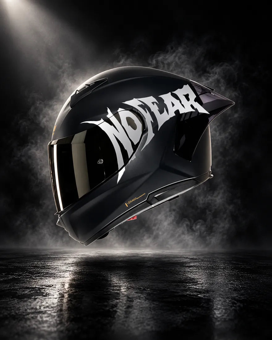 Casque noir avec sticker NO FEAR réfléchissant, design unique