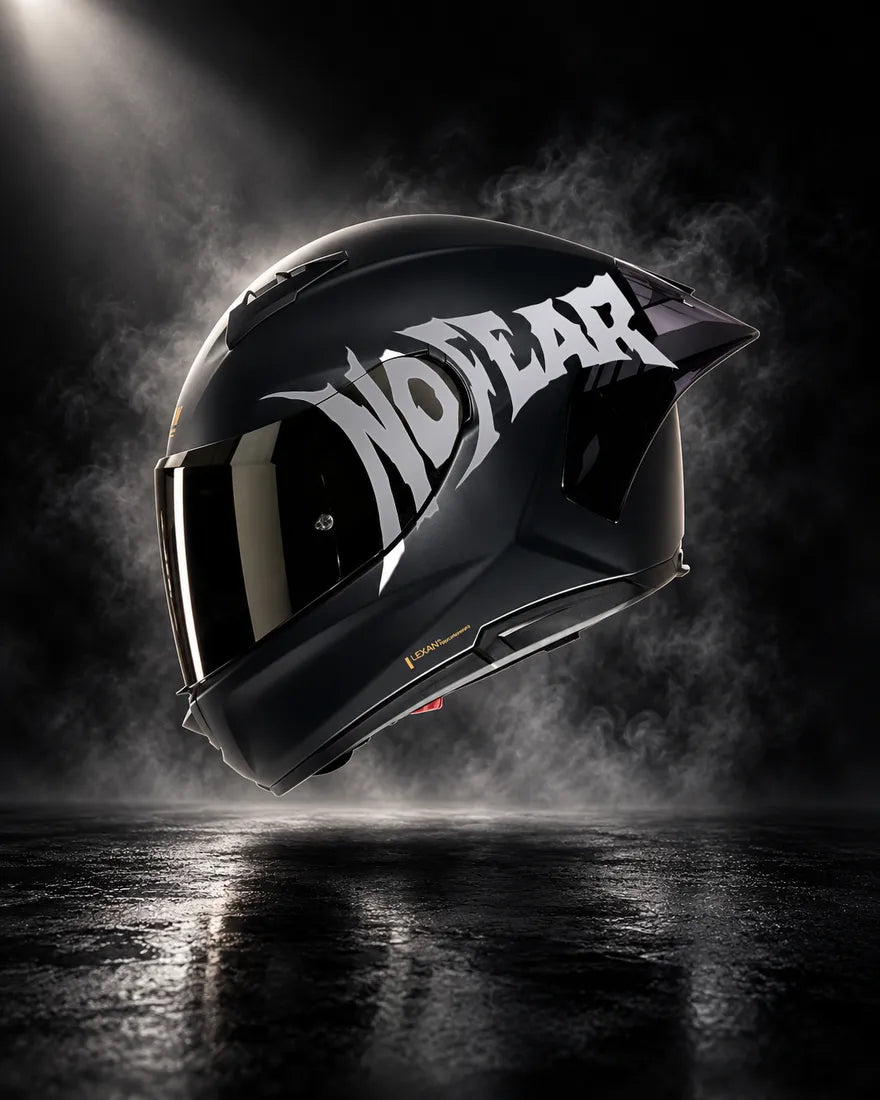 Casque noir avec sticker NO FEAR gris métallisé, design unique