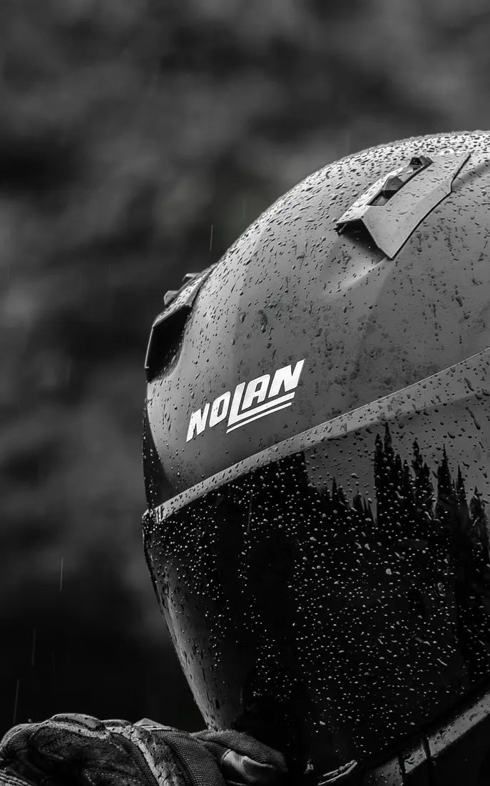 Sticker logo Nolan couleur Blanc sur un casque Nolan sous la pluie