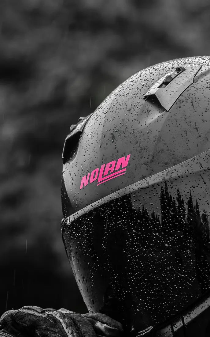 Sticker logo Nolan couleur Rose sur un casque Nolan sous la pluie