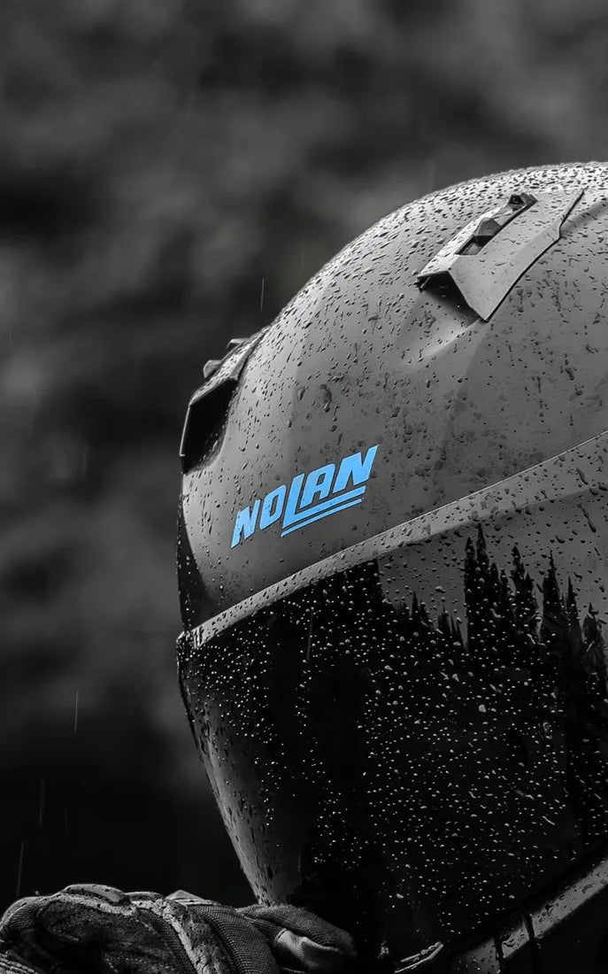Sticker logo Nolan couleur Bleu clair sur un casque Nolan sous la pluie