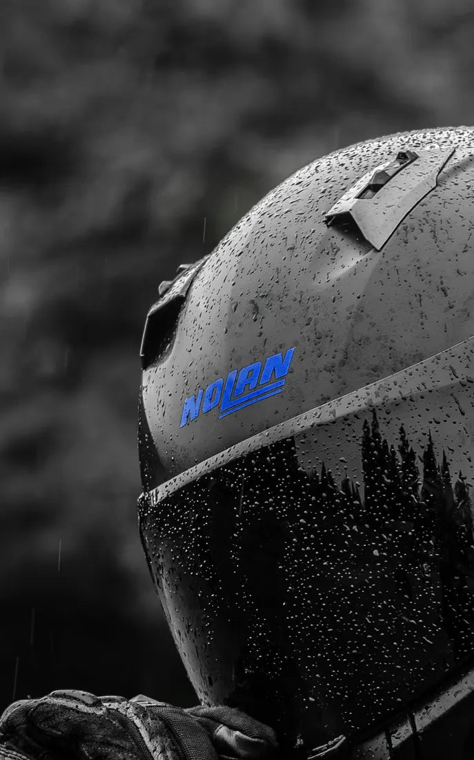 Sticker logo Nolan couleur Bleu foncé sur un casque Nolan sous la pluie