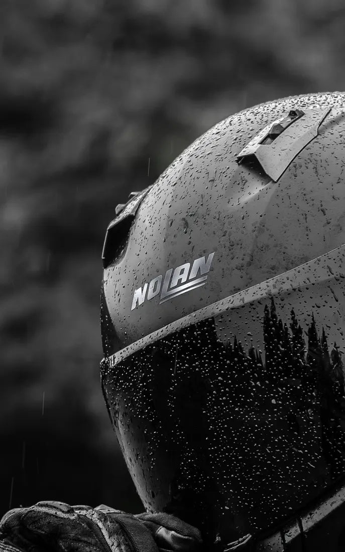 Sticker logo Nolan couleur Réfléchissant sur un casque Nolan sous la pluie