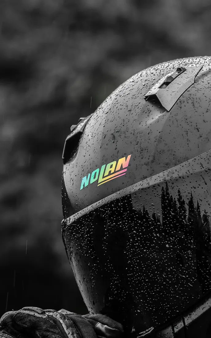 Sticker logo Nolan couleur Holographique sur un casque Nolan sous la pluie