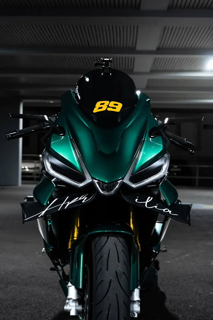 Aprilia verte avec numéro de course en sticker couleur Jaune sur la bulle