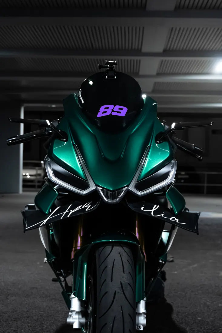 Aprilia verte avec numéro de course en sticker couleur Violet sur la bulle