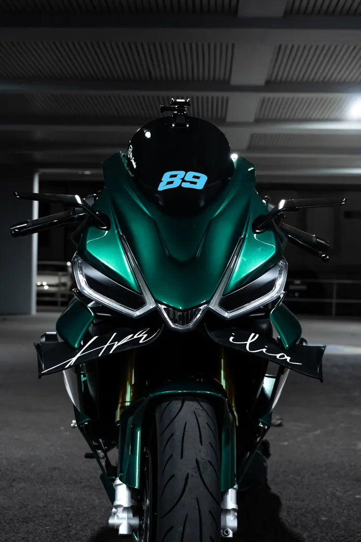 Aprilia verte avec numéro de course en sticker couleur Bleu clair sur la bulle