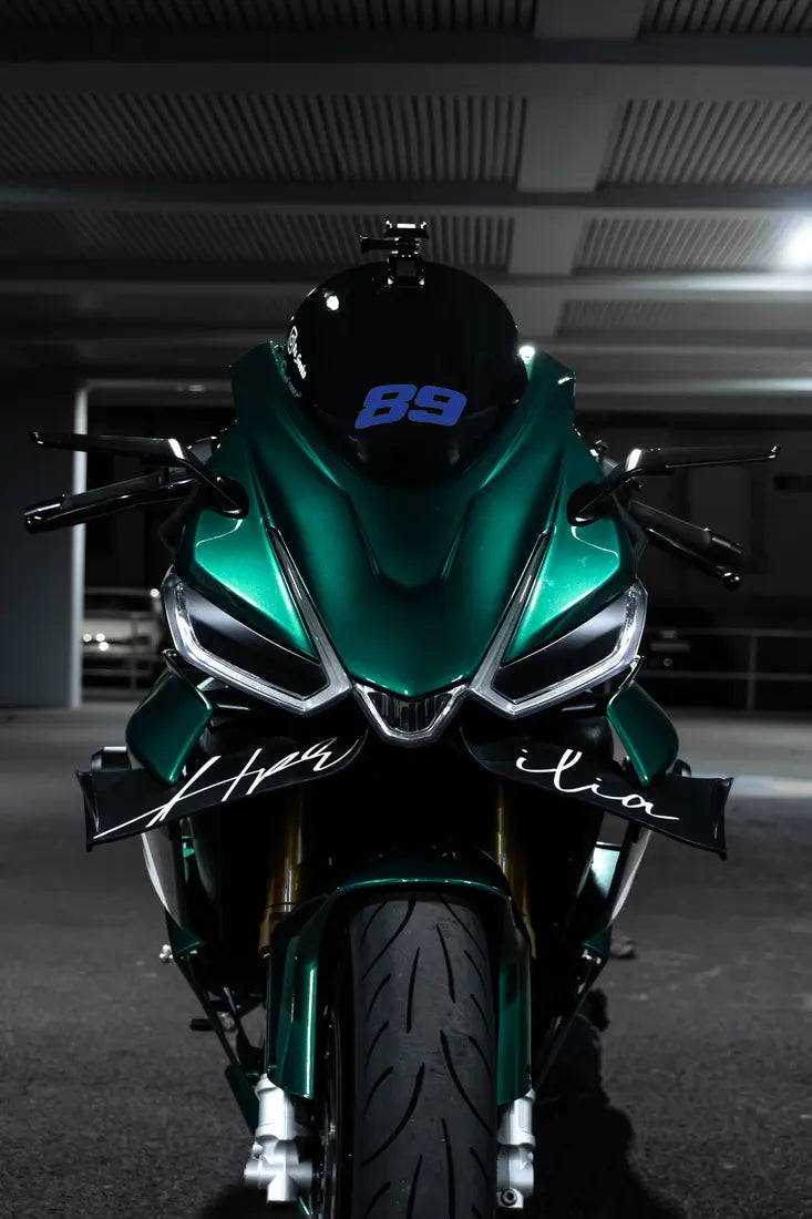 Aprilia verte avec numéro de course en sticker couleur Bleu foncé sur la bulle