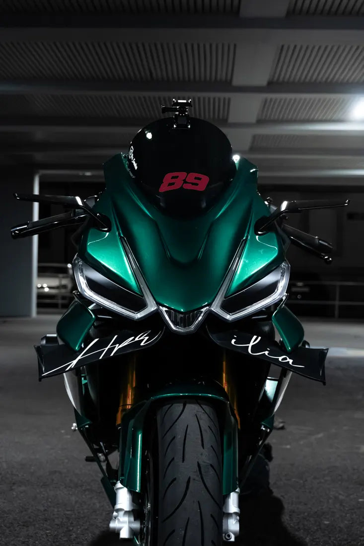 Aprilia verte avec numéro de course en sticker couleur Bordeaux sur la bulle