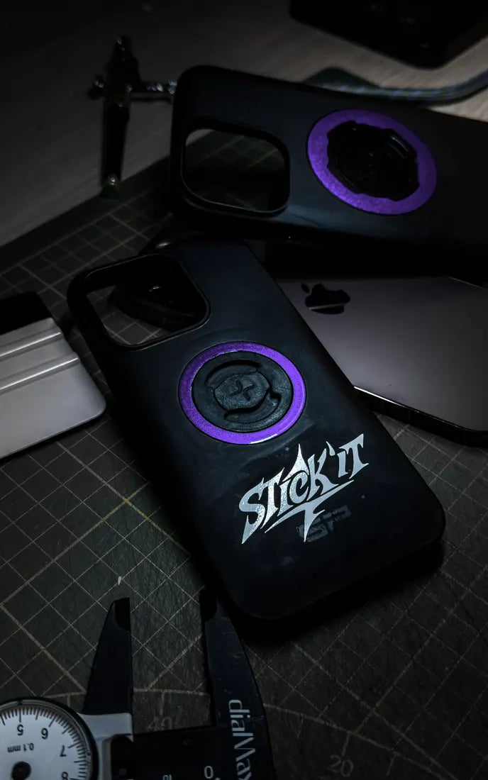 Sticker anneau Violet sur coque de téléphone Quad Lock ou SP Connect avec logo Stick'it