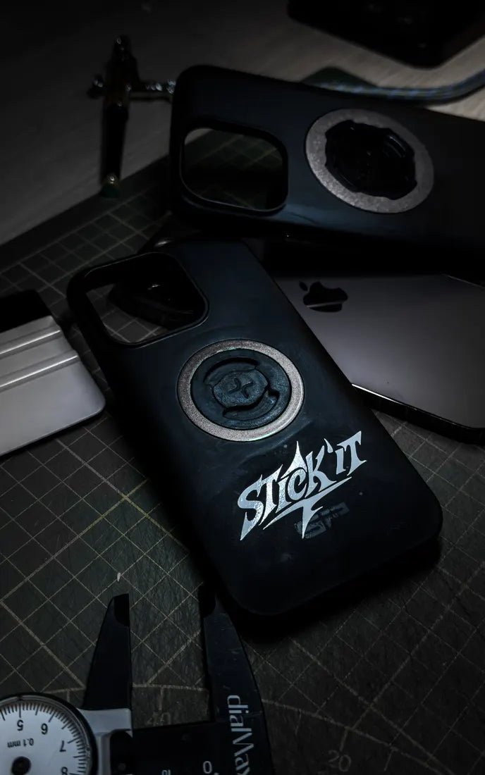 Sticker anneau Gris métallisé sur coque de téléphone Quad Lock ou SP Connect avec logo Stick'it