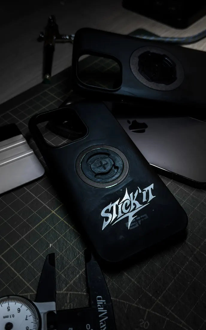 Sticker anneau Gris anthracite sur coque de téléphone Quad Lock ou SP Connect avec logo Stick'it
