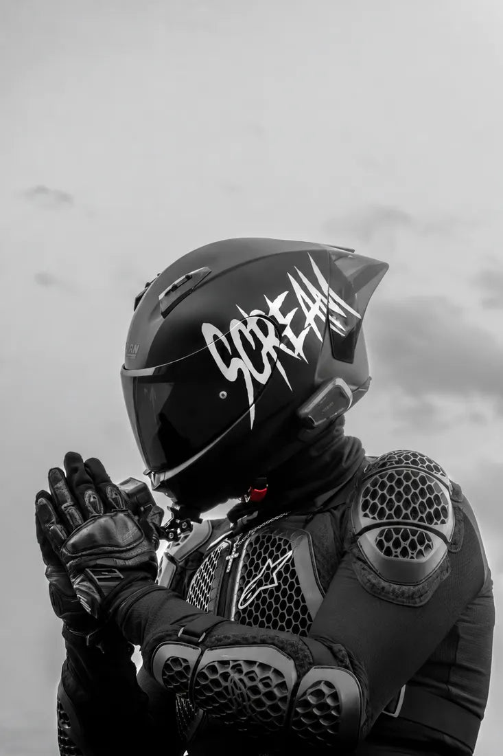 Casque avec sticker SCREAM blanc, police Earthen Parasite, Obsaners édition