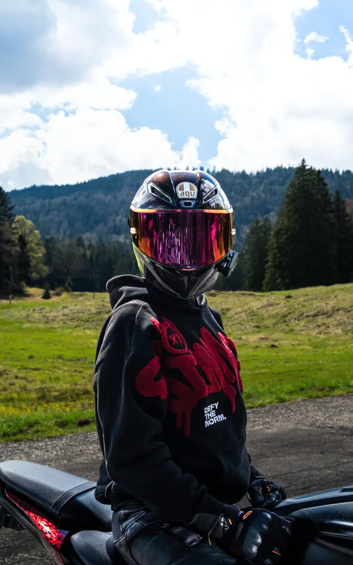 Pilote sur sa moto, casque AGV avec sticker logo AGV complet