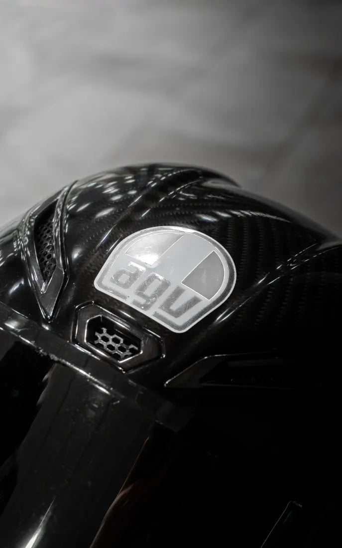 Sticker logo AGV complet couleur Blanc sur un casque AGV carbone