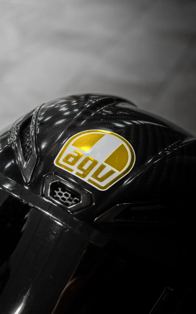 Sticker logo AGV complet couleur Jaune sur un casque AGV carbone