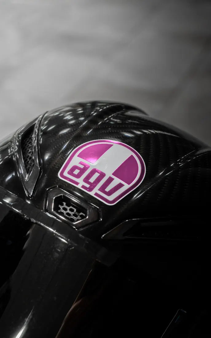 Sticker logo AGV complet couleur Rose sur un casque AGV carbone