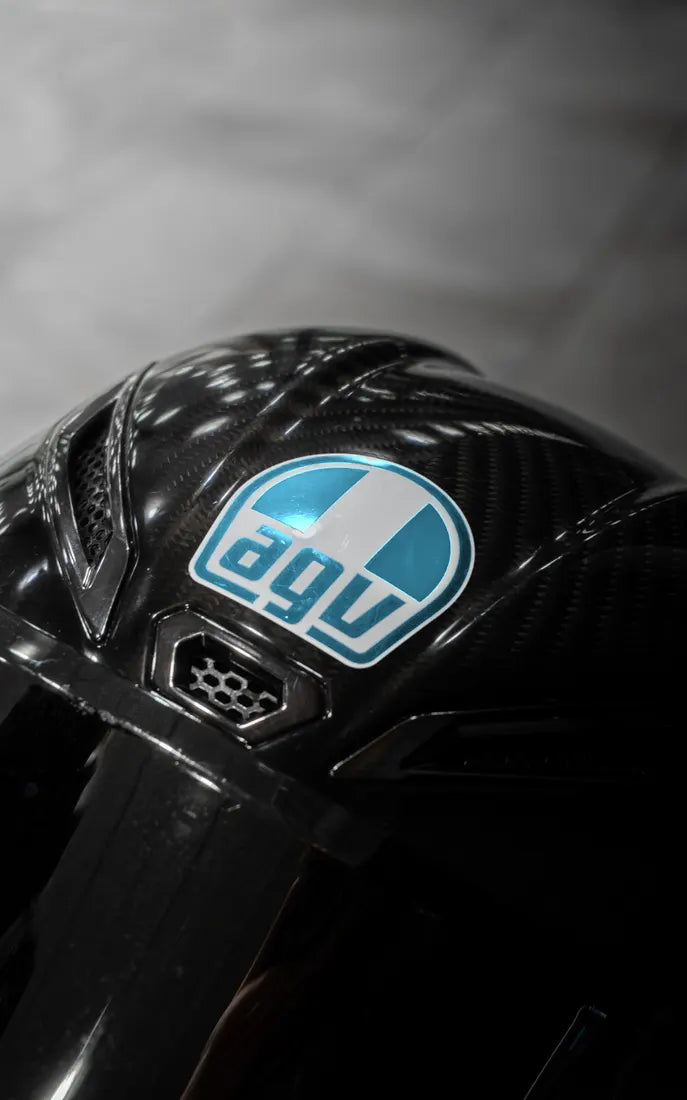 Sticker logo AGV complet couleur Bleu clair sur un casque AGV carbone