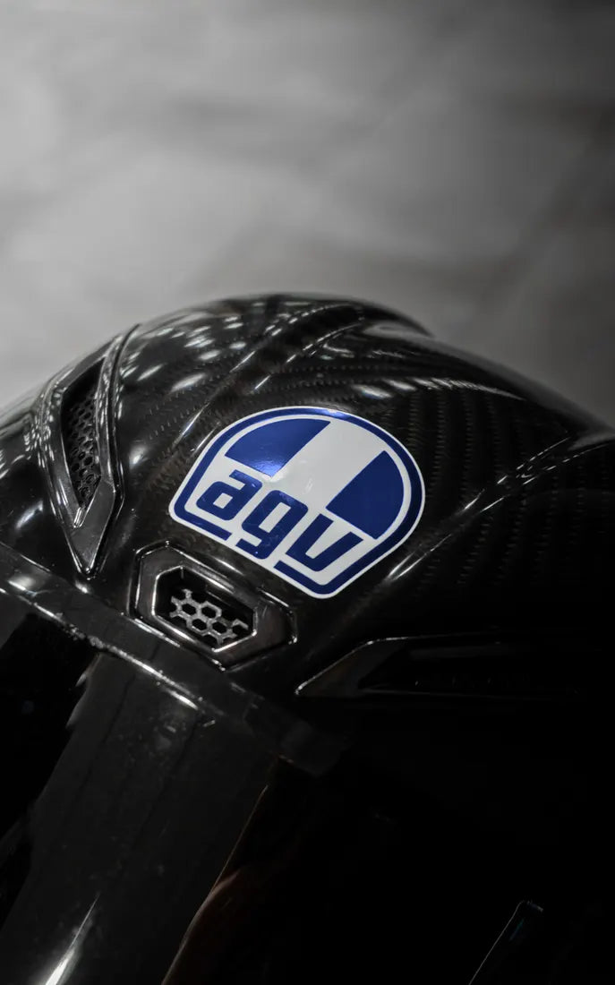 Sticker logo AGV complet couleur Bleu foncé sur un casque AGV carbone