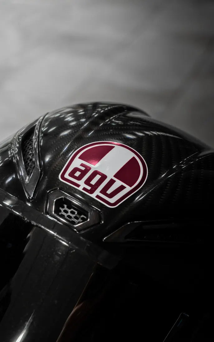 Sticker logo AGV complet couleur Bordeaux sur un casque AGV carbone