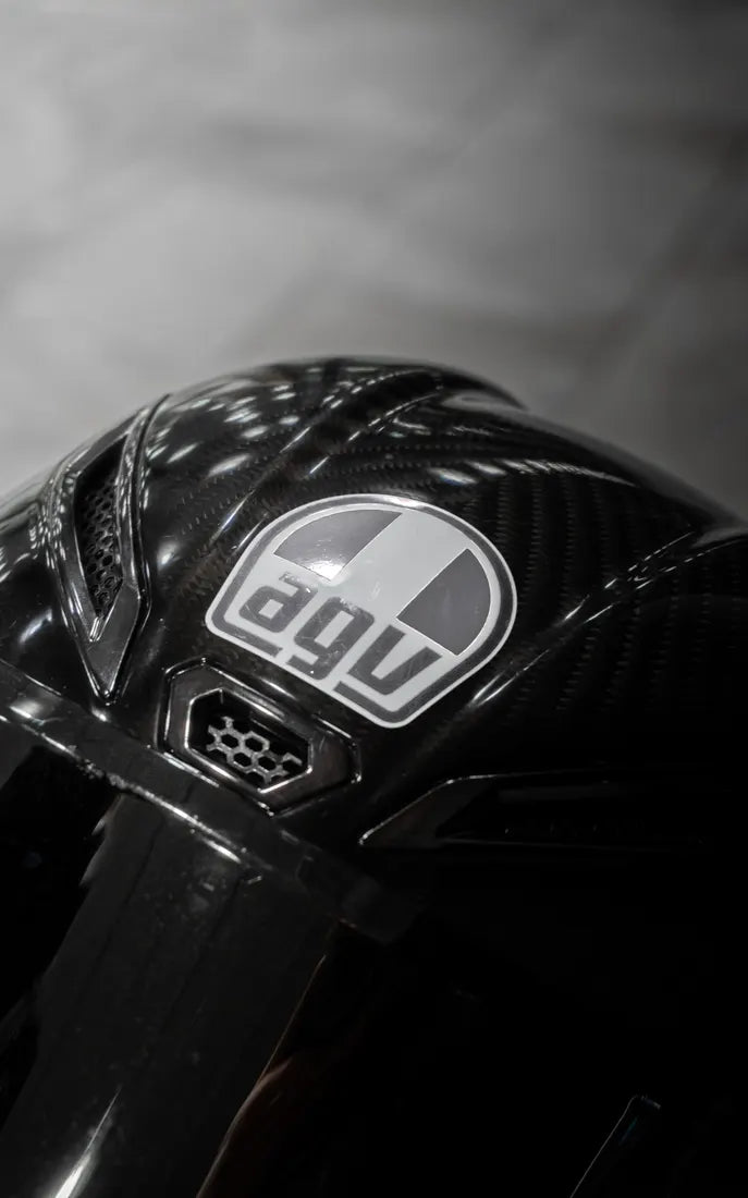 Sticker logo AGV complet couleur Gris sur un casque AGV carbone