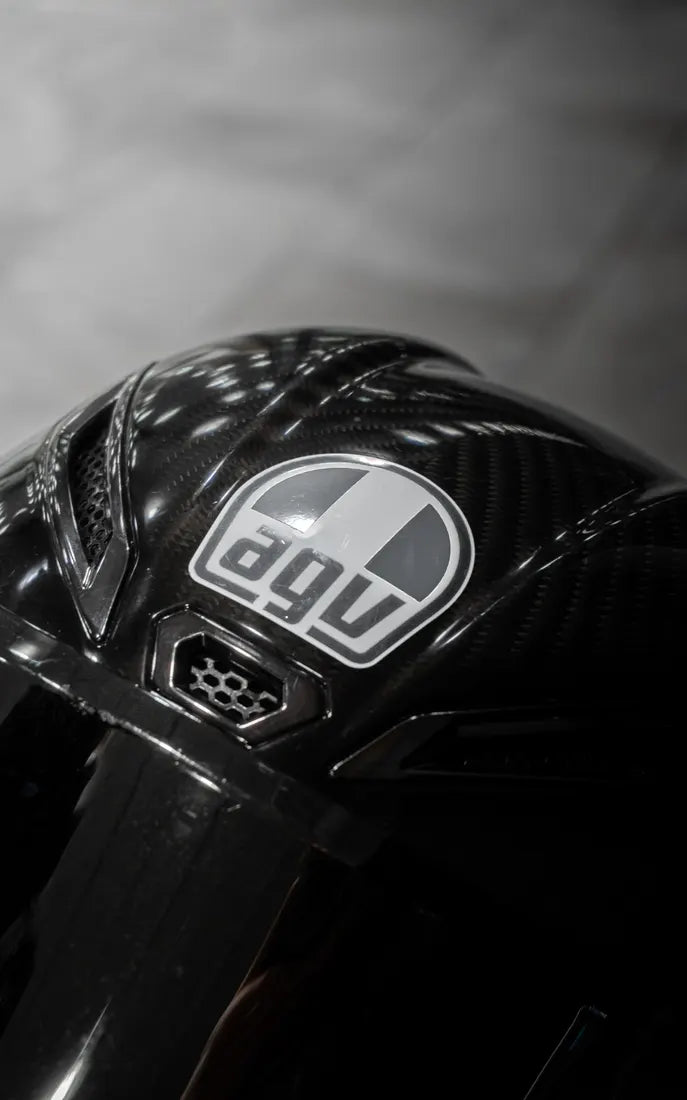 Sticker logo AGV complet couleur Gris Nardo sur un casque AGV carbone