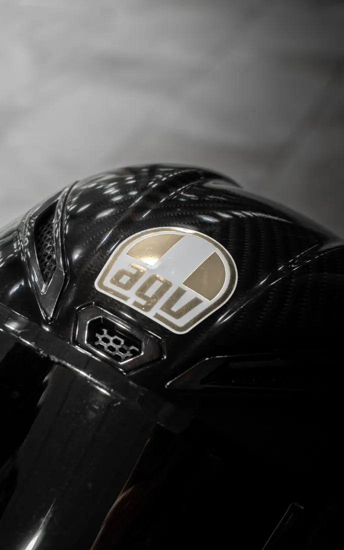 Sticker logo AGV complet couleur Beige sur un casque AGV carbone