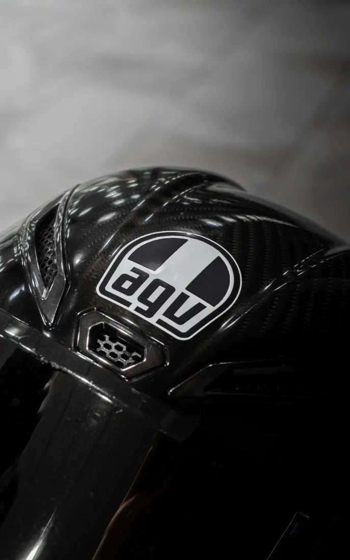 Sticker logo AGV complet couleur Noir mat sur un casque AGV carbone