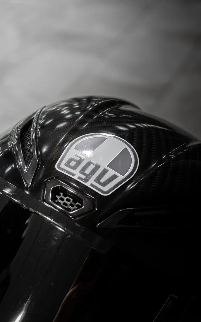 Sticker logo AGV complet couleur Gris métallisé sur un casque AGV carbone