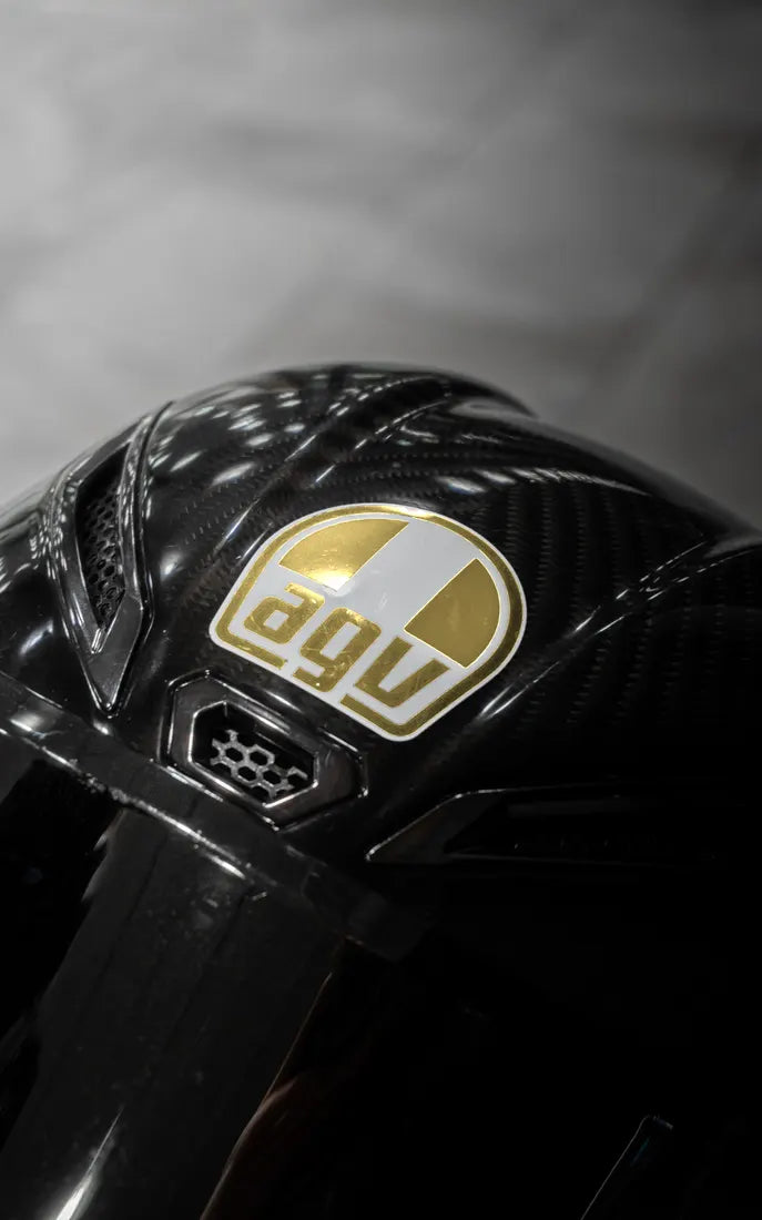 Sticker logo AGV complet couleur Doré sur un casque AGV carbone
