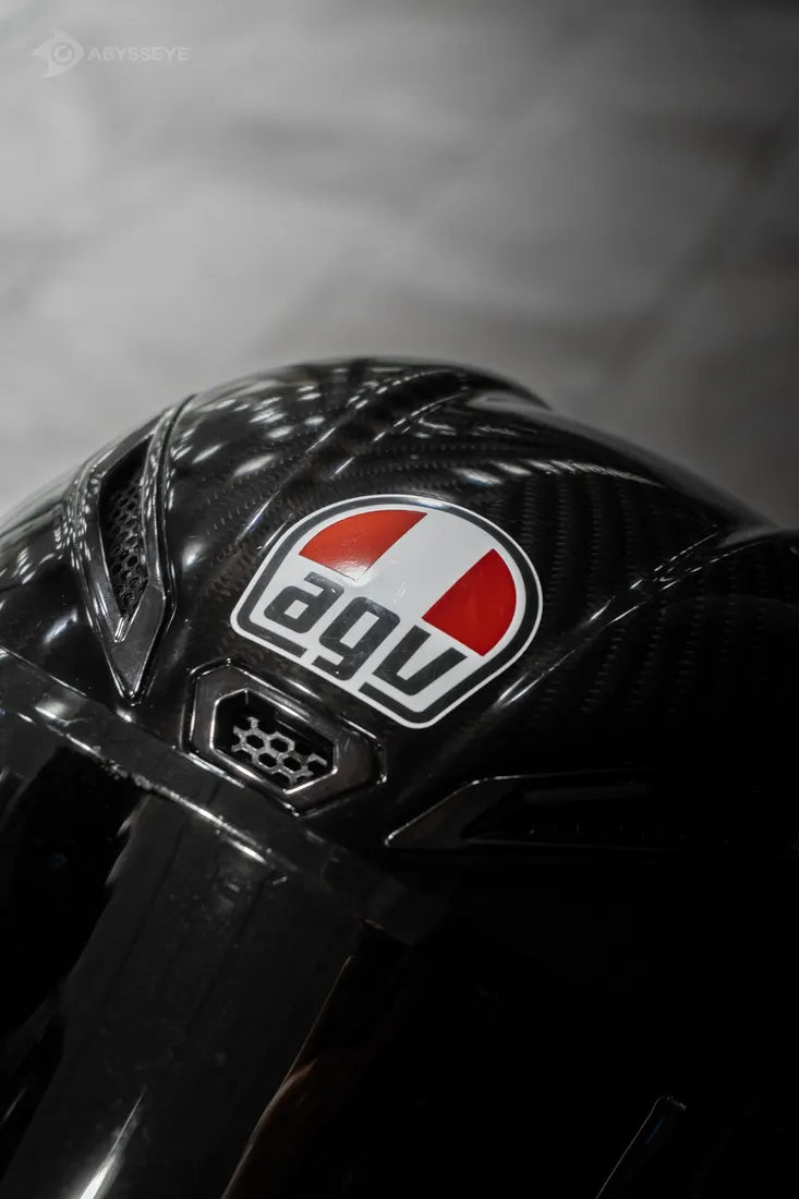 Sticker cover Italie AGV couleur Rouge sur le logo d'un casque AGV carbone