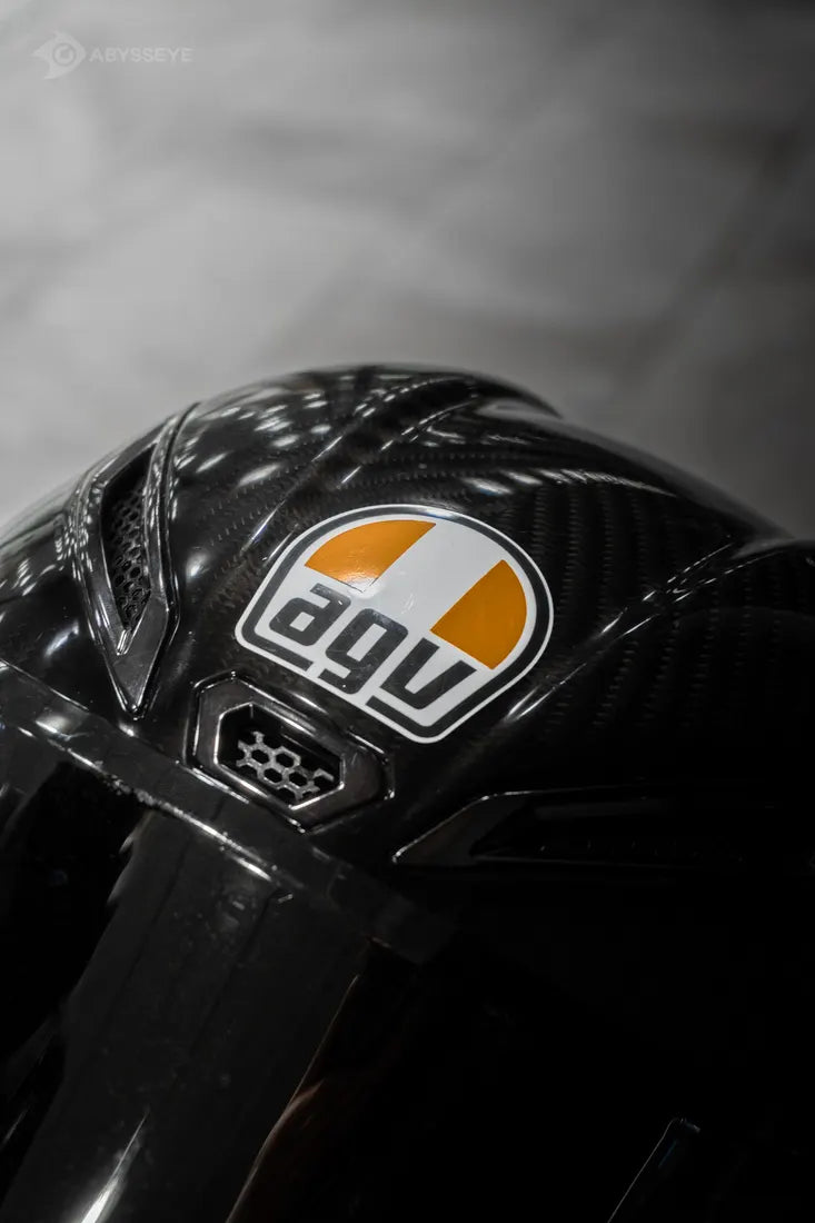 Sticker cover Italie AGV couleur Orange sur le logo d'un casque AGV carbone