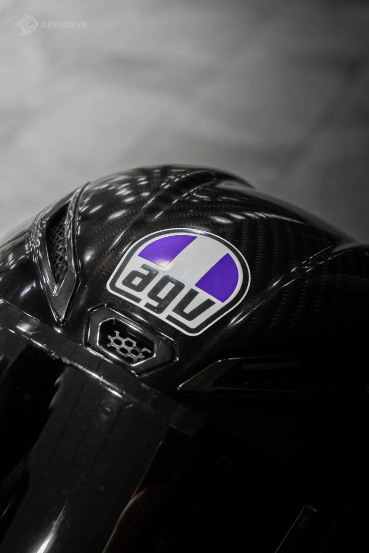 Sticker cover Italie AGV couleur Violet sur le logo d'un casque AGV carbone