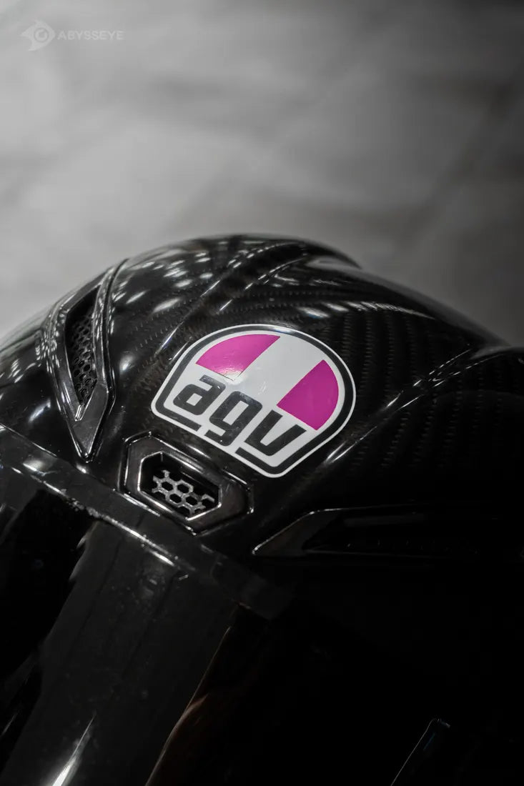 Sticker cover Italie AGV couleur Rose sur le logo d'un casque AGV carbone