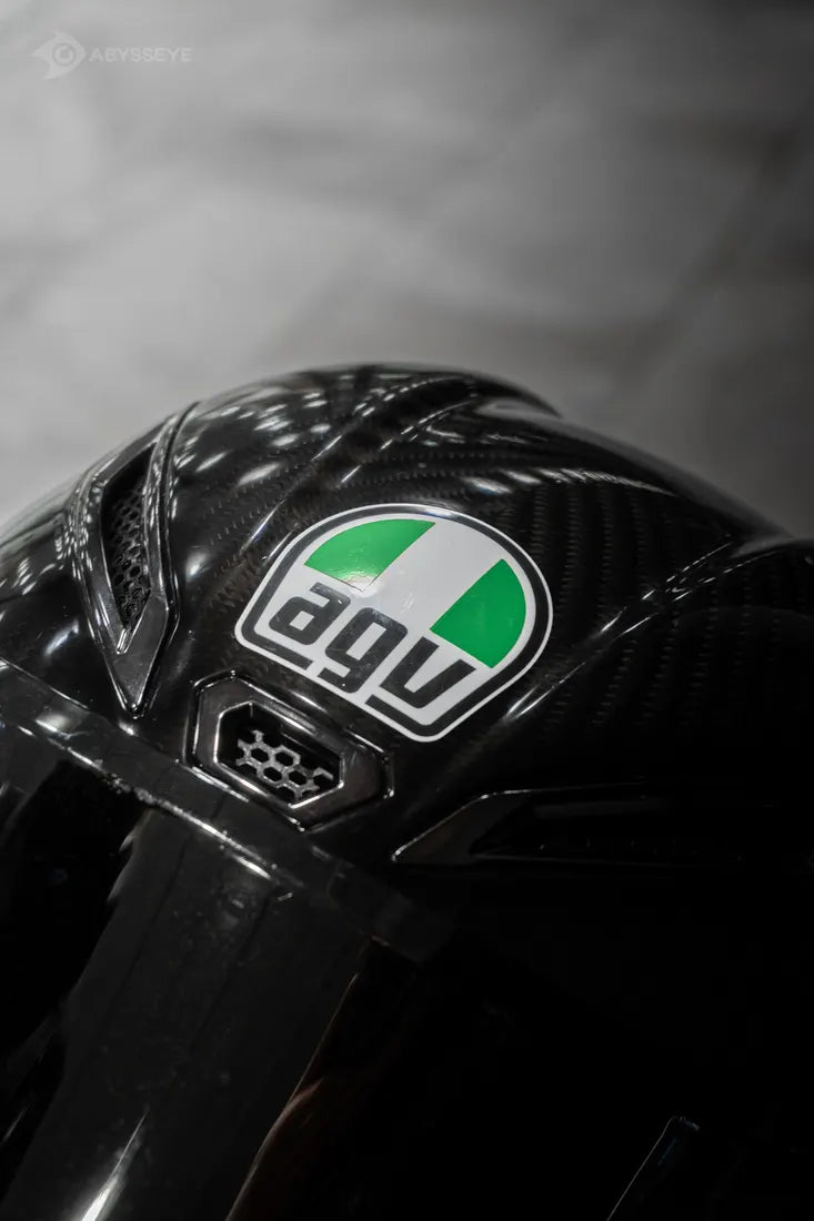 Sticker cover Italie AGV couleur Vert sur le logo d'un casque AGV carbone