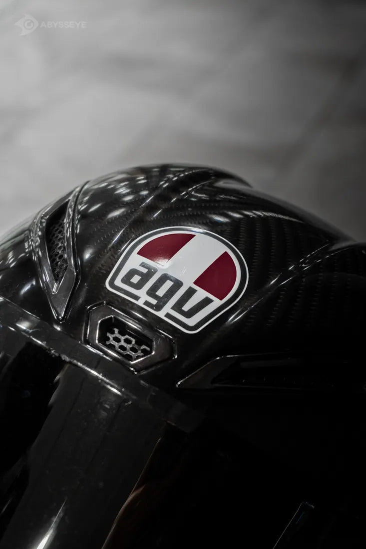 Sticker cover Italie AGV couleur Bordeaux sur le logo d'un casque AGV carbone