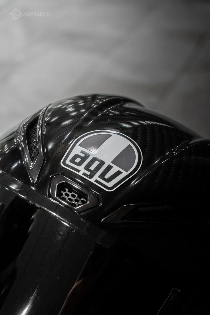 Sticker cover Italie AGV couleur Gris sur le logo d'un casque AGV carbone