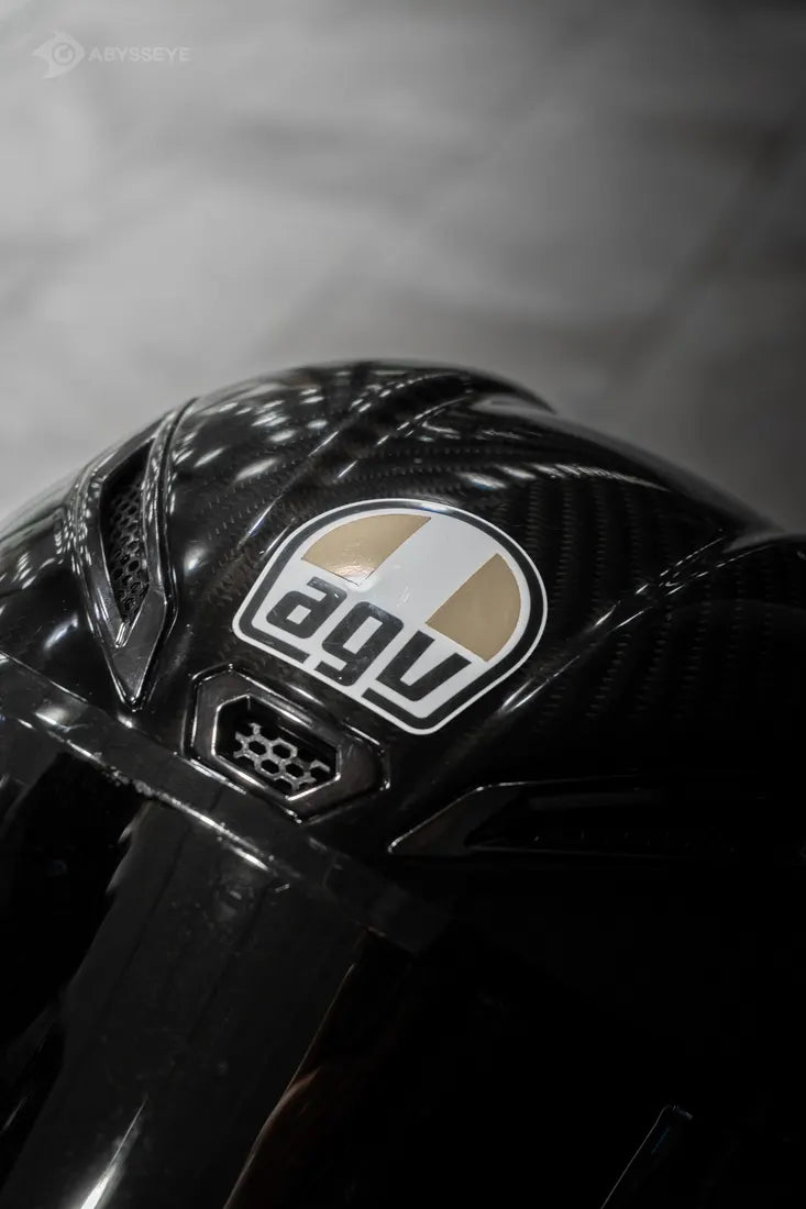 Sticker cover Italie AGV couleur Beige sur le logo d'un casque AGV carbone