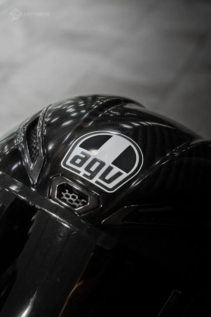 Sticker cover Italie AGV couleur Noir mat sur le logo d'un casque AGV carbone